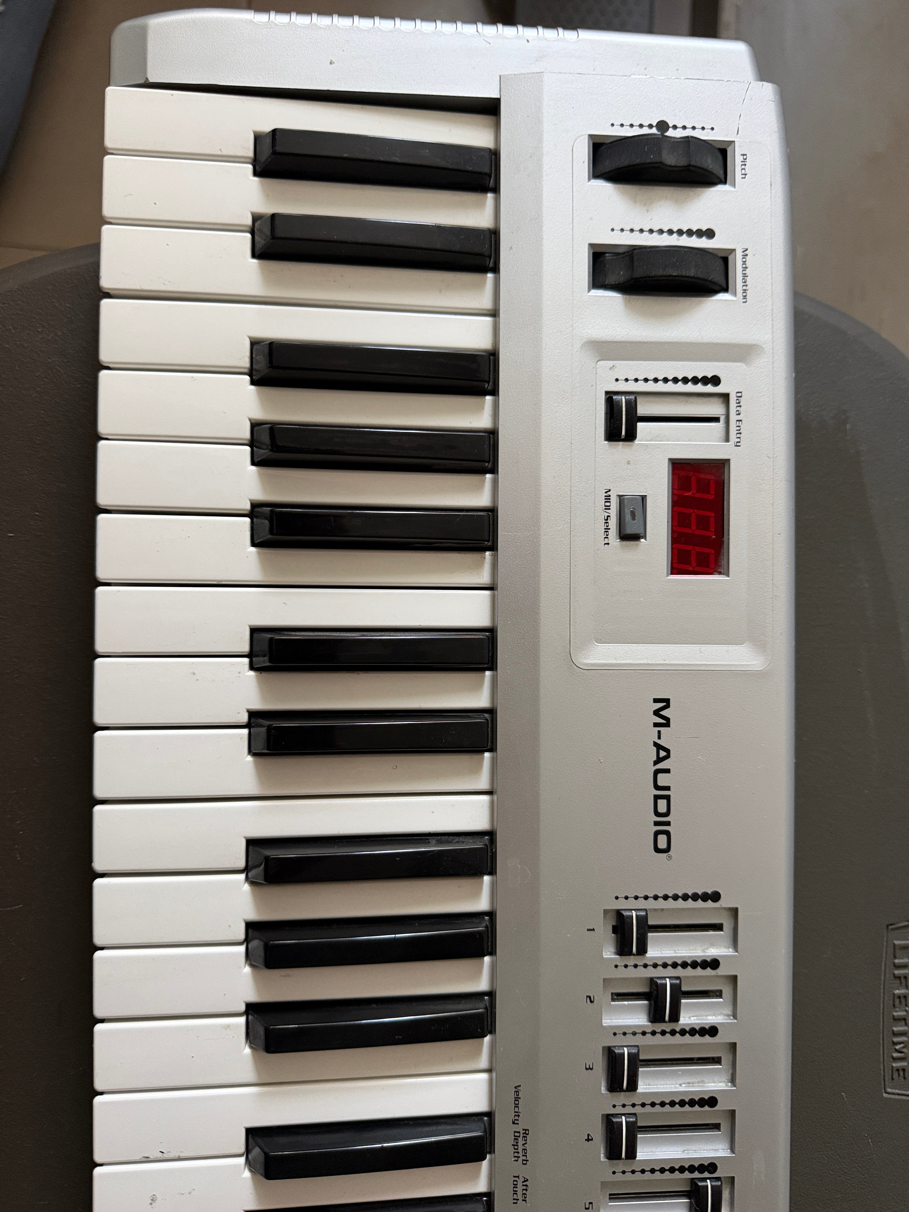 Teclado electrónico/controlador MIDI M-Audio
