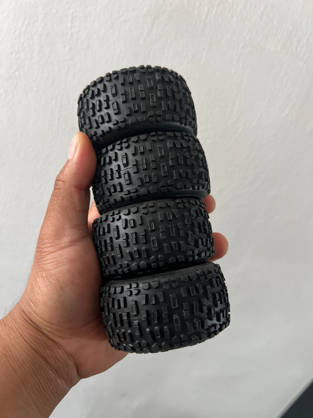 Carro RC Monster Truck 4x4 1/16 – Con Accesorios y Cargador Balanceador
