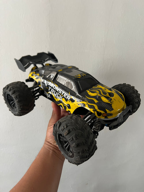 Carro RC Monster Truck 4x4 1/16 – Con Accesorios y Cargador Balanceador